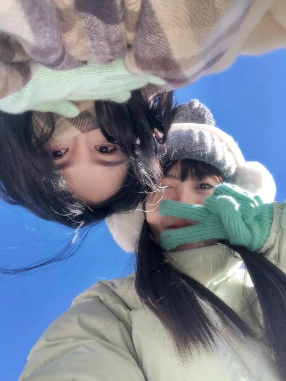 姐妹双人雪地氛围感拍照姿势  以下是一些适合姐妹双人雪地拍照的姿势