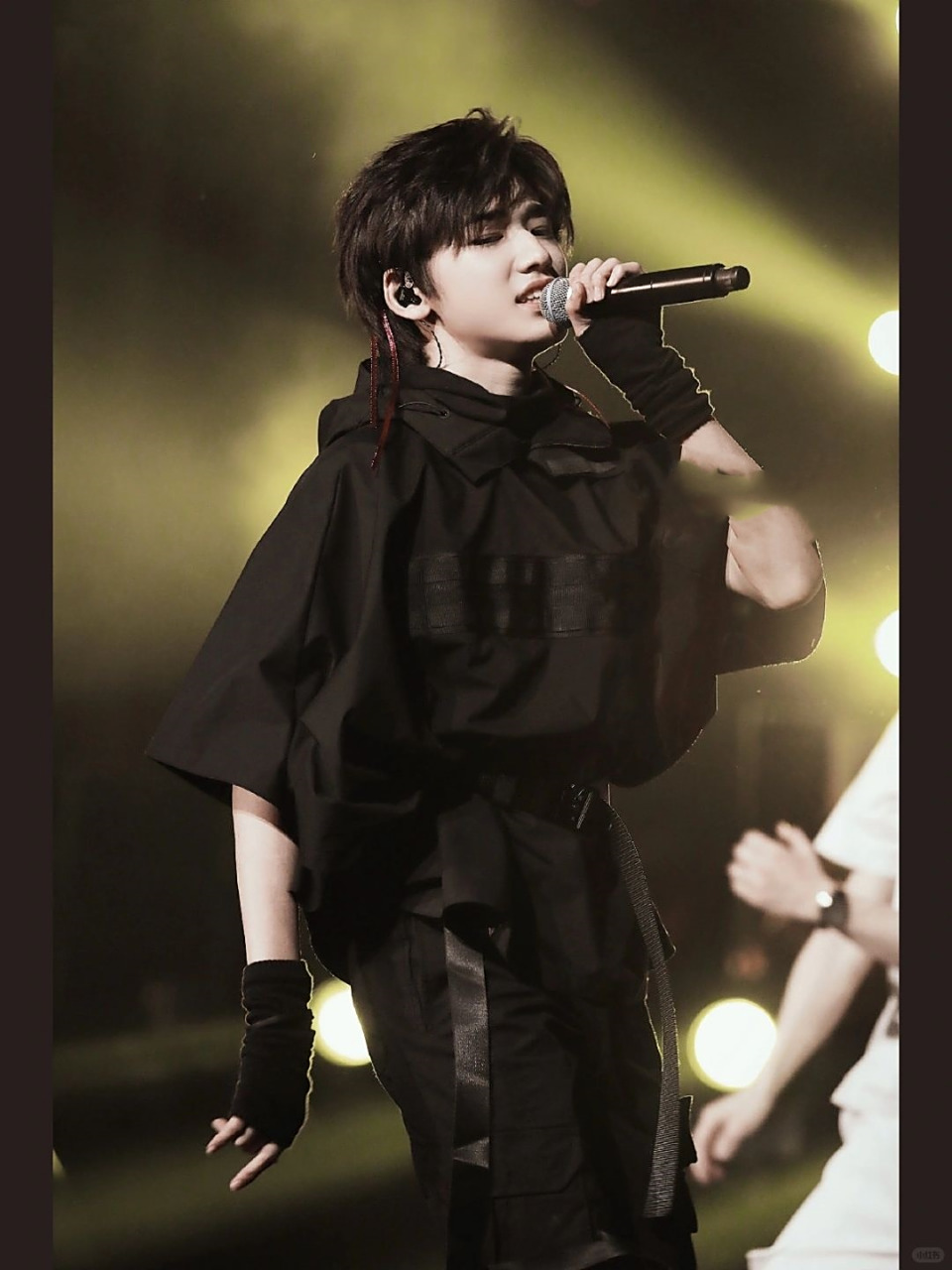 最后一张壁纸堪称视觉盛宴  近期收集到了一组宋亚轩的舞台照片,其中