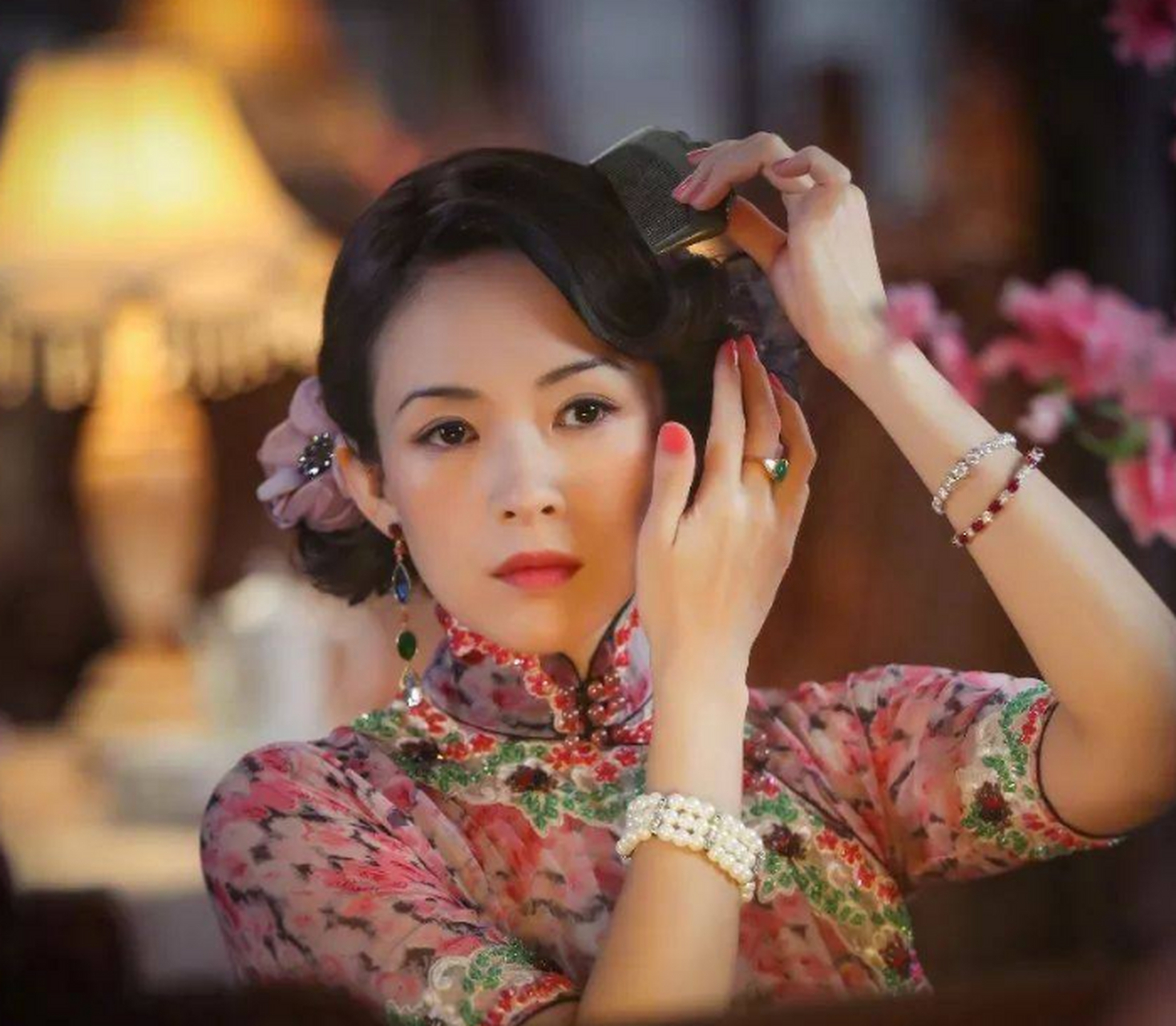 大家看一下,章子怡的眼睛明亮有神,脸型是标准的瓜子脸,脸部线条