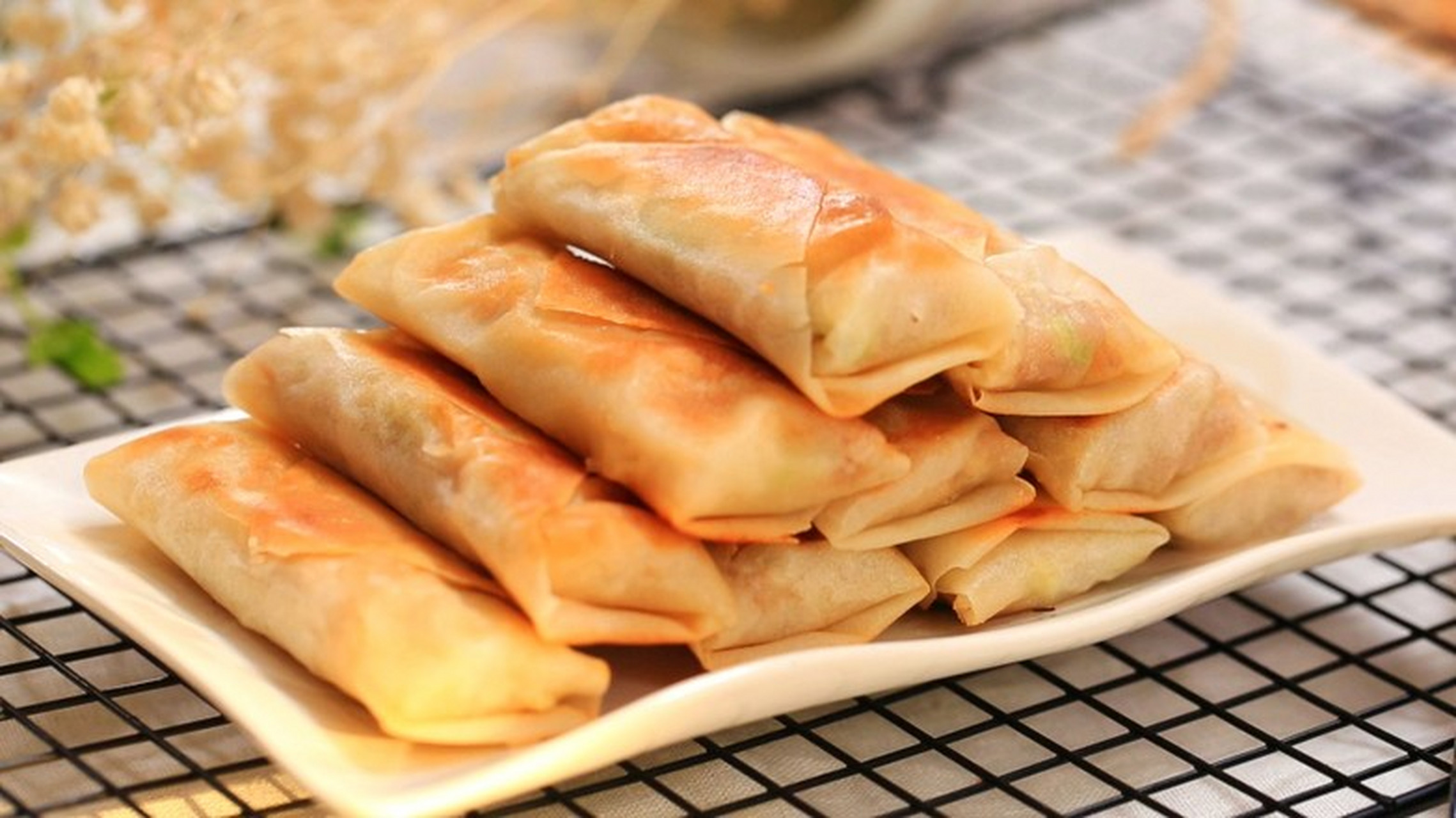 炸春卷是中国传统的美食之一,也是很多人记忆中的年节食品.