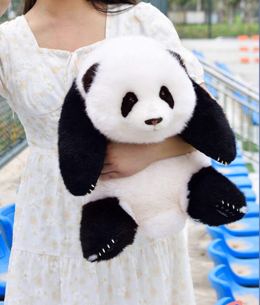 毛茸茸的仿真大熊猫花花玩具,准备过年的时候送给小侄女,她一向很喜欢