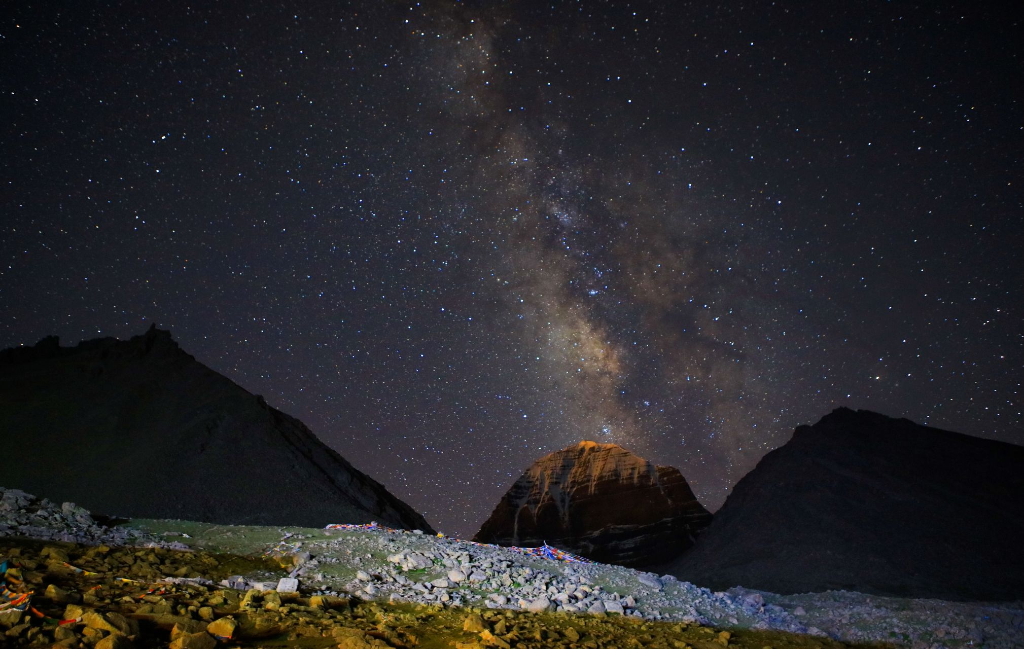 星空下的冈仁波齐:与浩瀚的星空比起来,冈仁波齐略显矮小