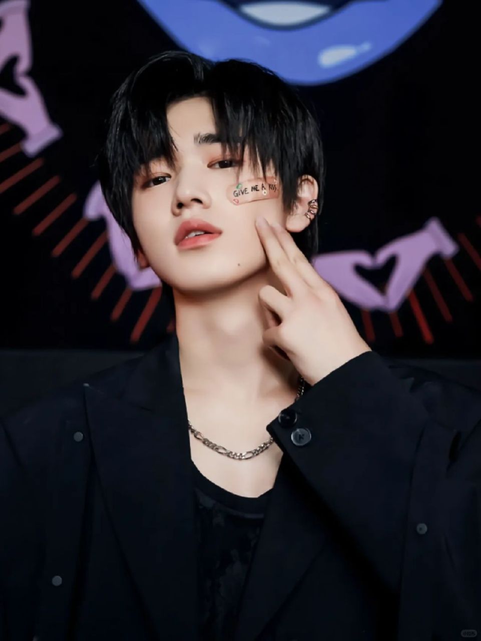 当我打开相册,翻阅到那一张张宋亚轩的照片时,不禁被其独特的气质与