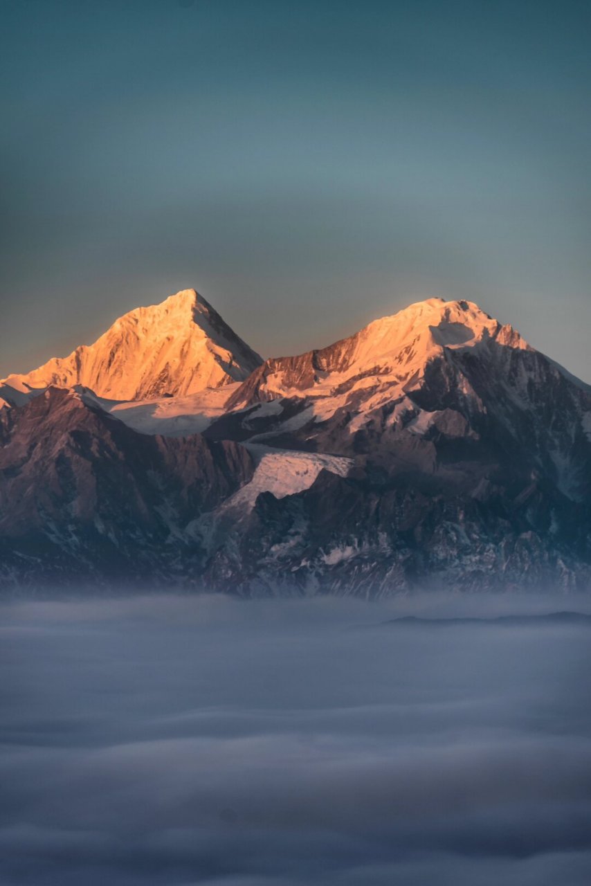 四川雅安牛背山,日出云海雪山  我把车停在了景区停车场,然后乘坐景区