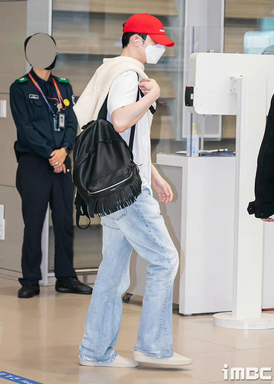 🌟 无论是休闲装还是正式装,李洙赫都能轻松驾驭,展现出自己的