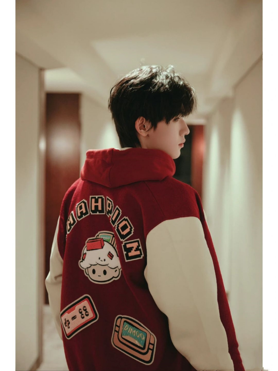 宋亚轩红白棒球服与红色卫衣的完美碰撞  我有幸关注到了宋亚轩的一组