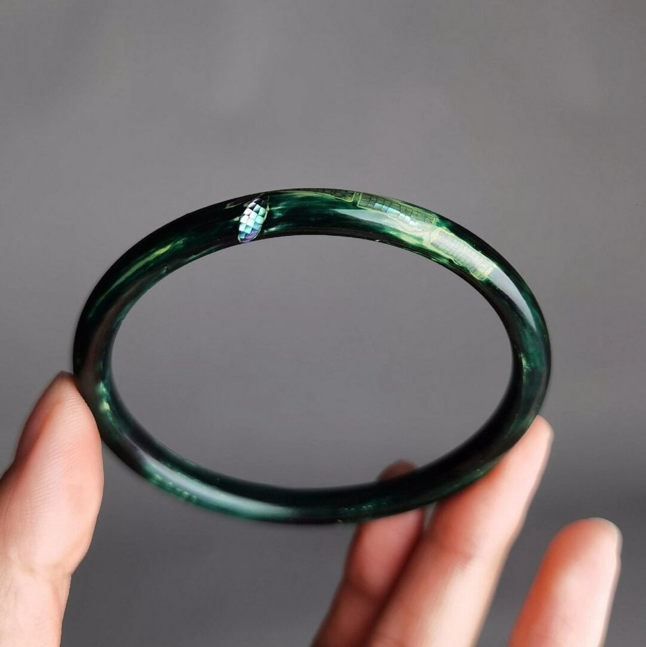 手工漆器 手镯  手工漆器手镯,是一款融合了传统工艺与现代审美的精美