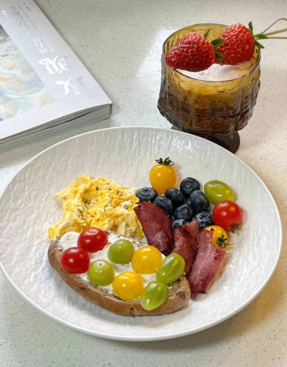 在忙碌的早晨,我喜欢制作开放式三明治.