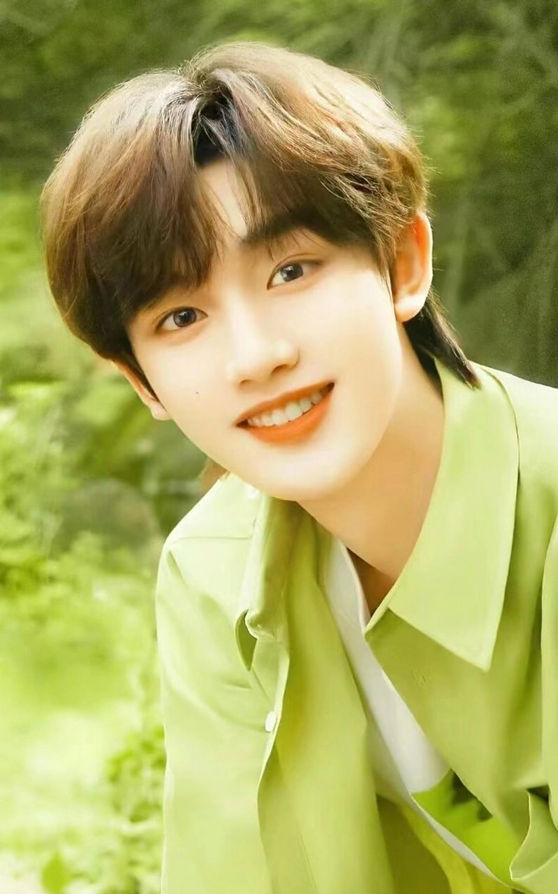 挑战发100组内娱明星绝美照片之丁程鑫  让我们在评论区畅所欲言,感受