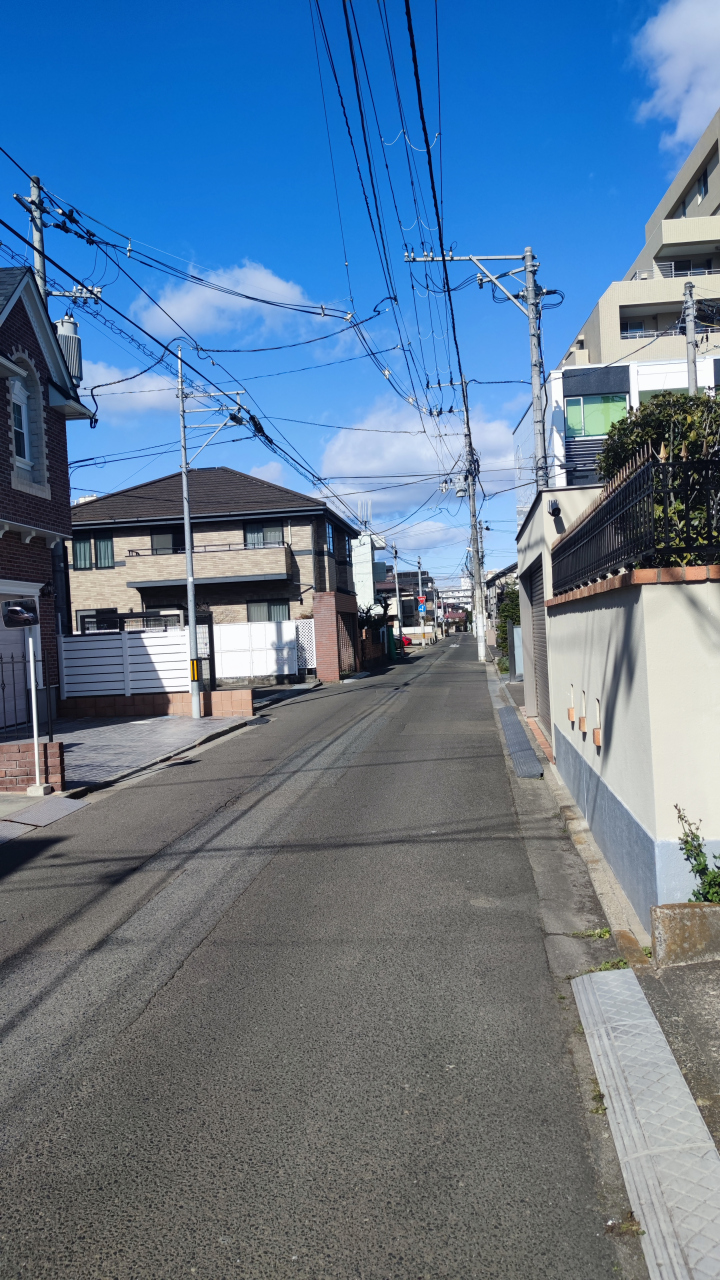 静谧周末:日本的悠然生活  在日本周末的清晨,阳光洒在整洁的街道上