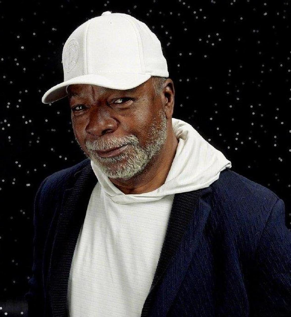 好莱坞传奇硬汉演员卡尔·韦瑟斯于近日去世,享年78岁.