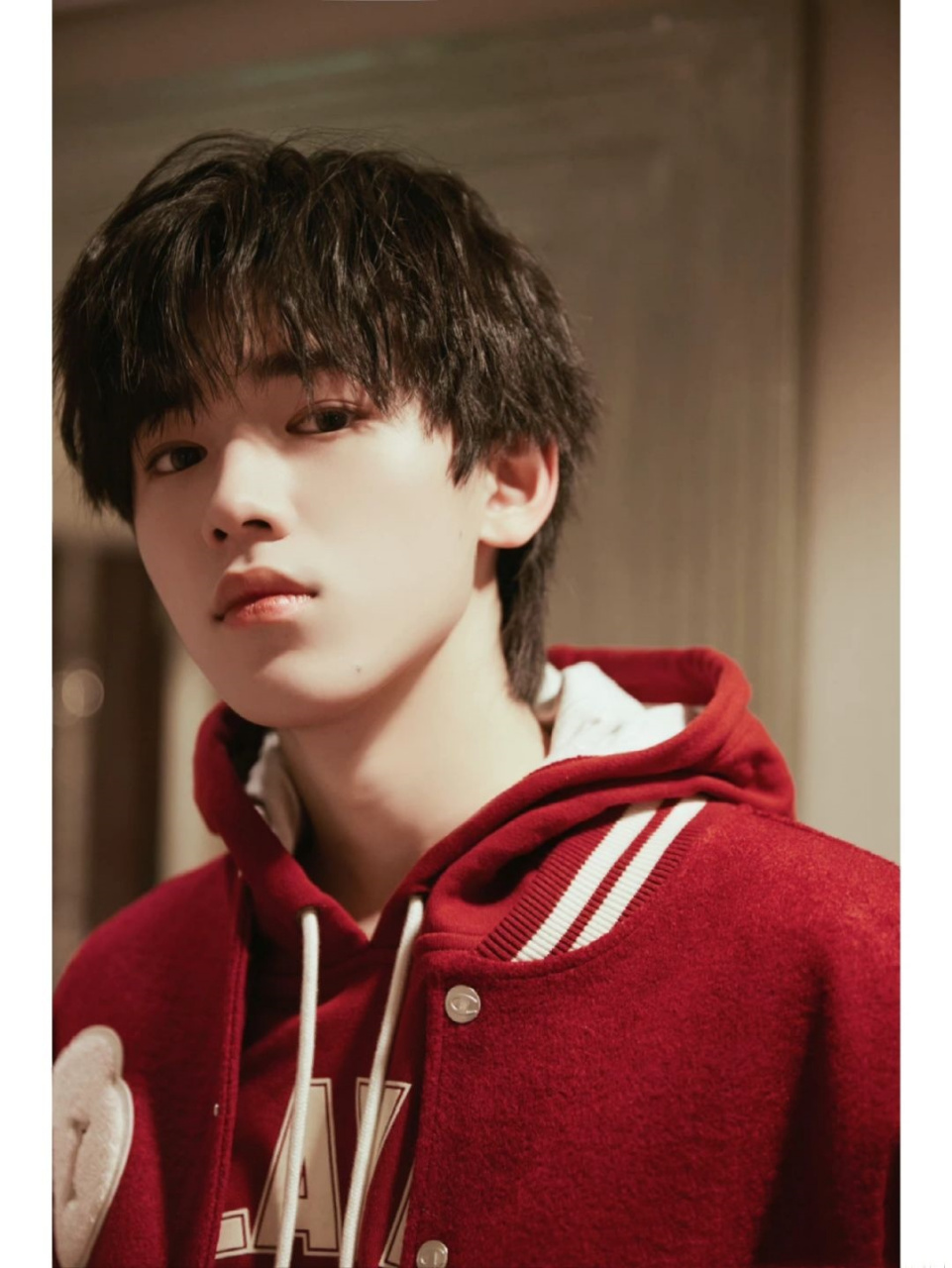 宋亚轩红白棒球服与红色卫衣的完美碰撞  我有幸关注到了宋亚轩的一组