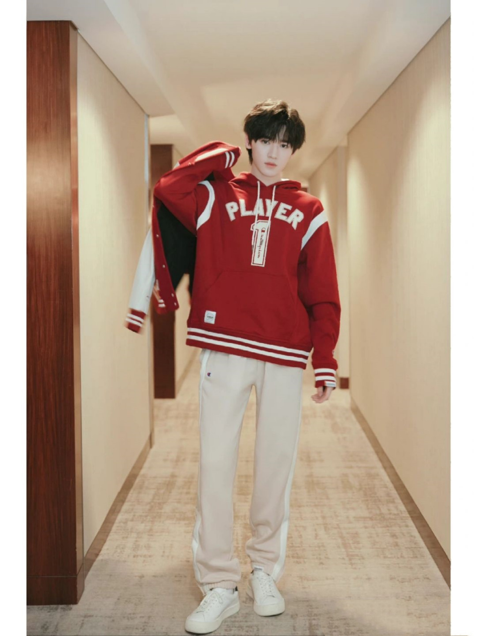 宋亚轩红白棒球服与红色卫衣的完美碰撞  我有幸关注到了宋亚轩的一组