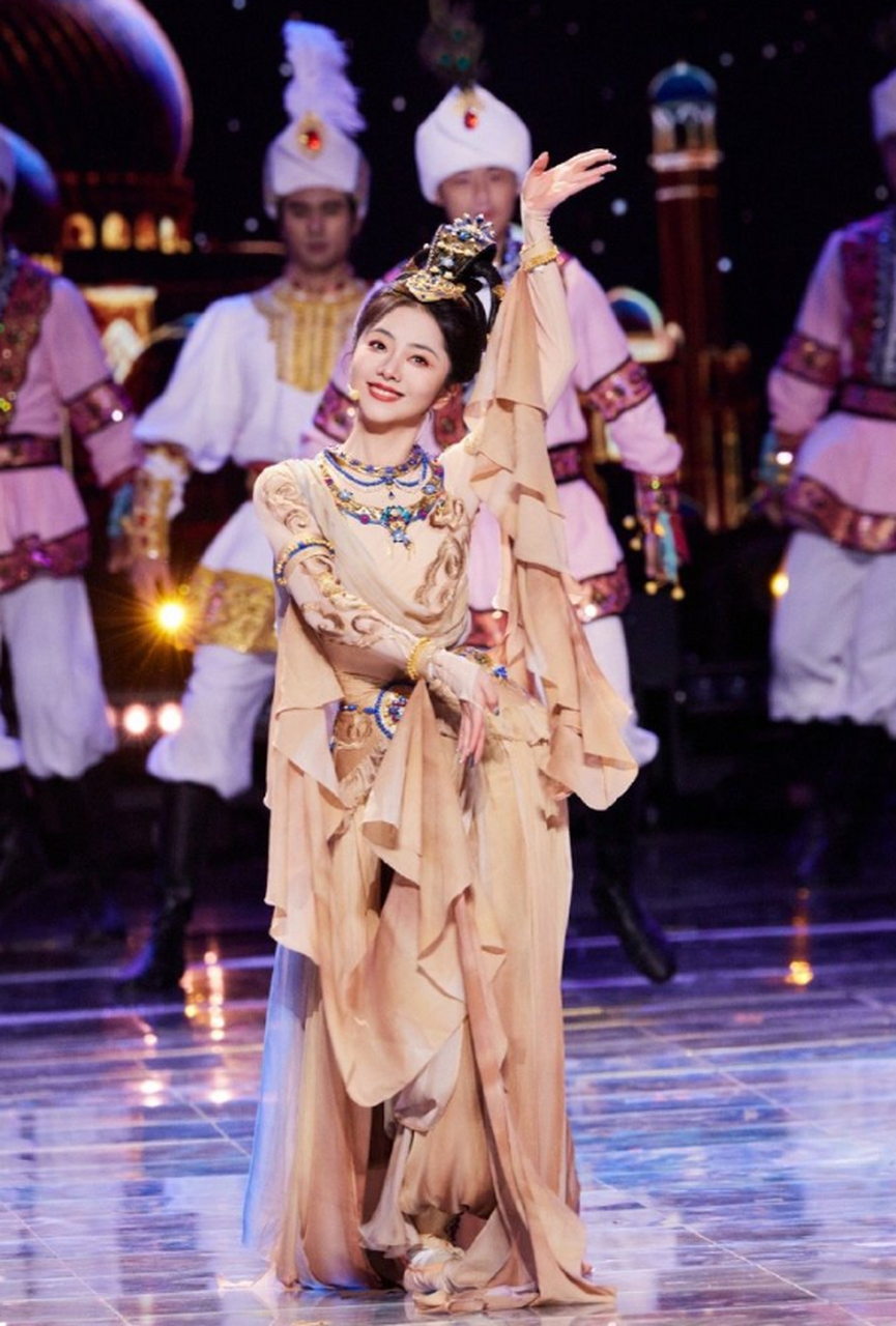 2月4日,谭松韵登上热搜,这一次是因为一段在湖南卫视小年夜春晚舞台上