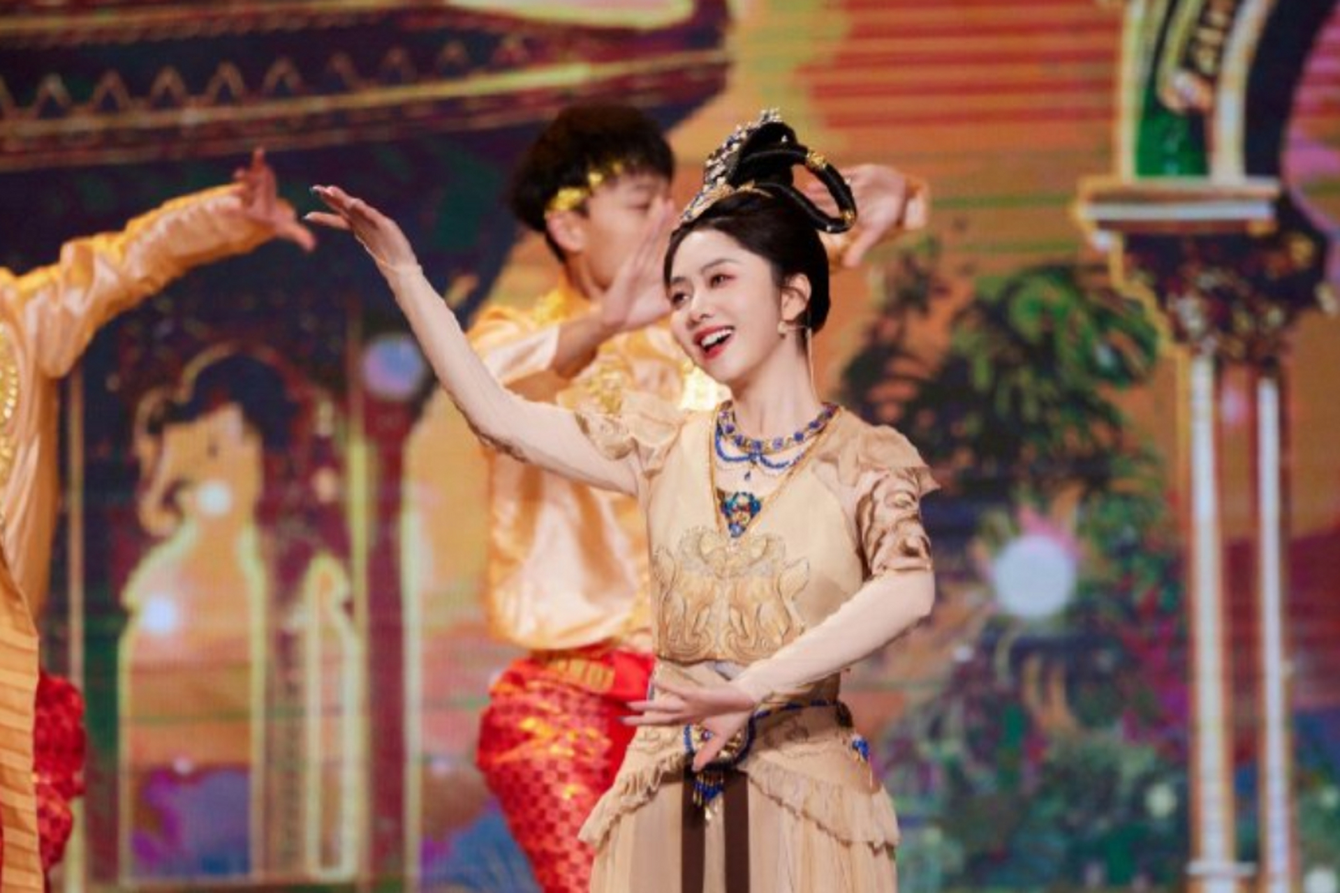 2月4日,谭松韵登上热搜,这一次是因为一段在湖南卫视小年夜春晚舞台上