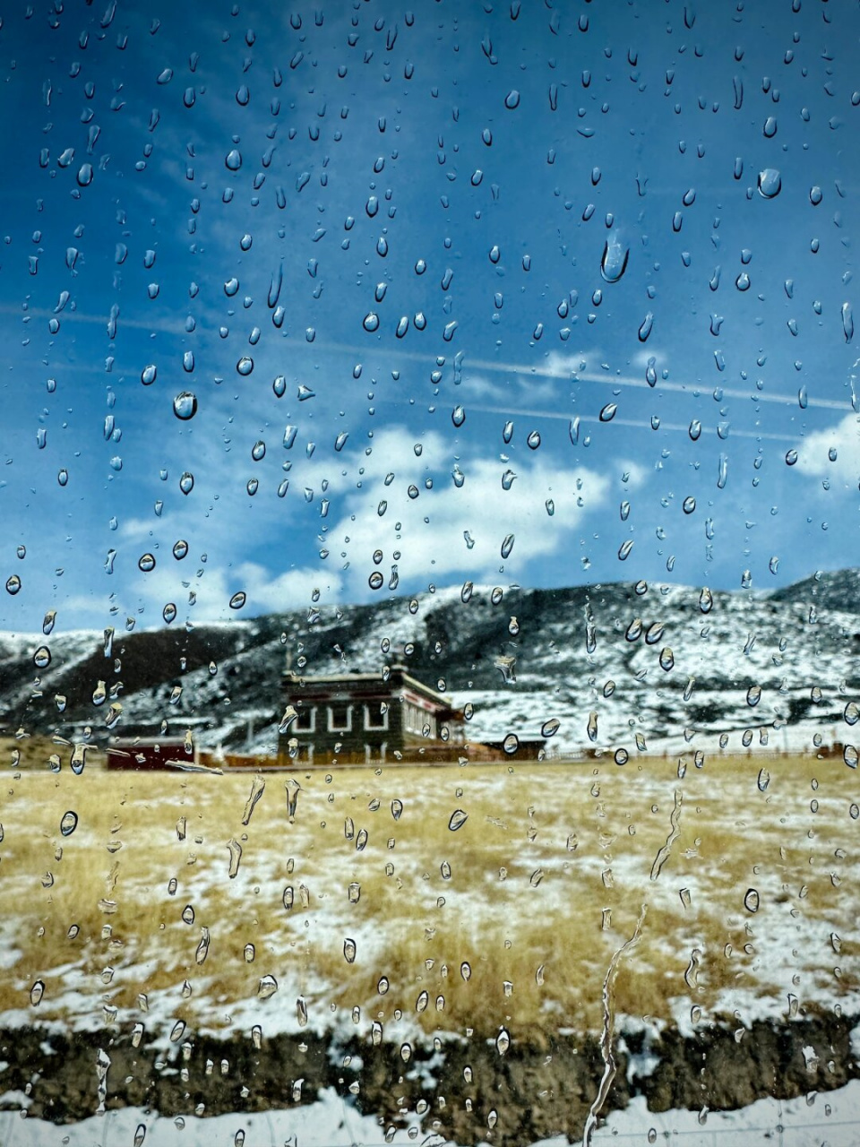 川西真的太美了 自然景观:川西地区拥有许多壮观的自然景观,如雄伟的