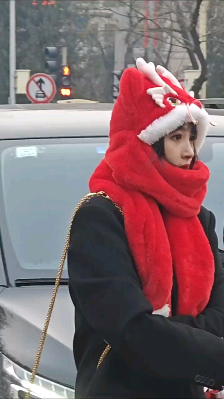 关晓彤参加央视龙年春晚彩排戴卡通红色帽子好可爱