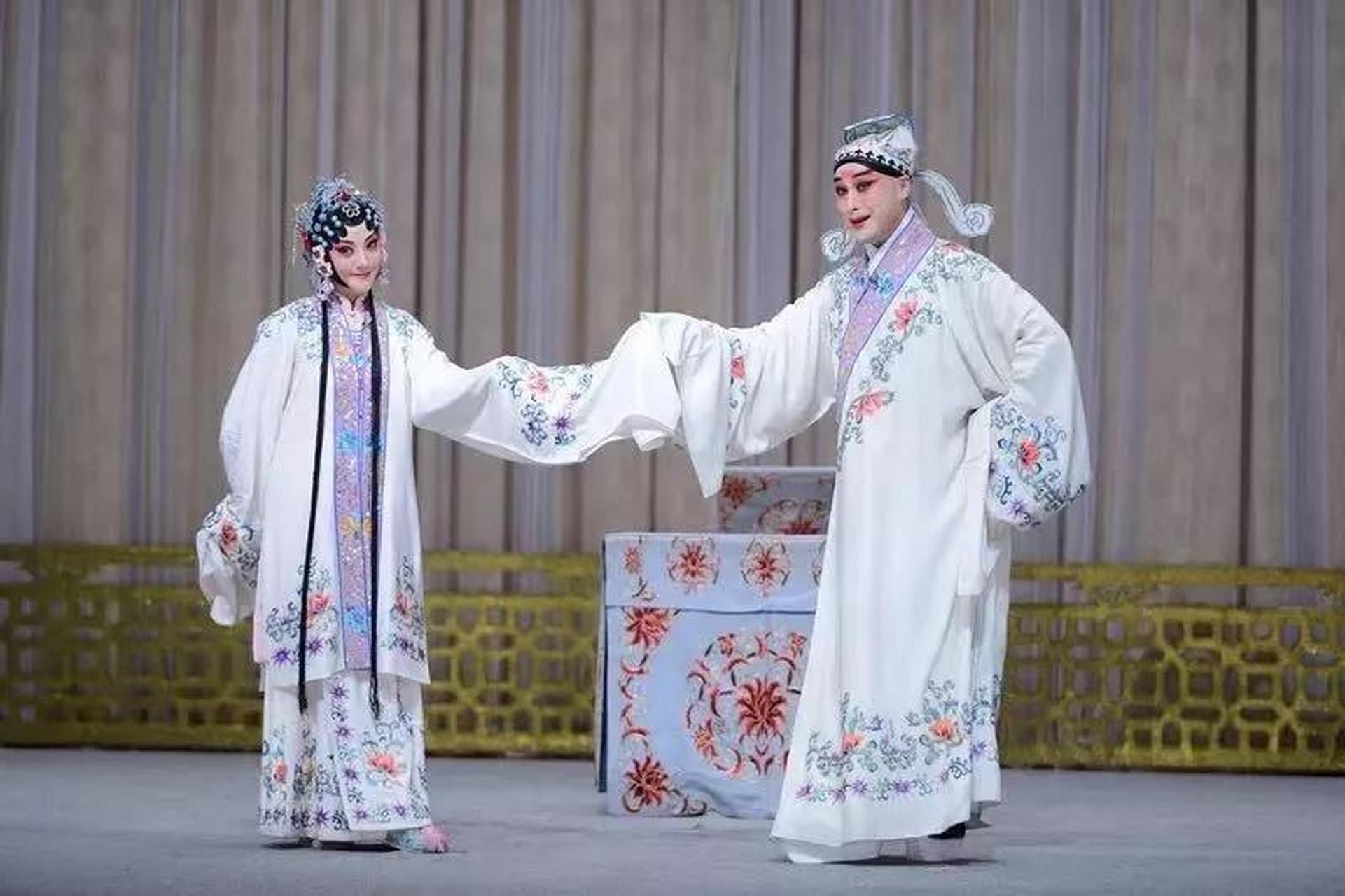 《牡丹亭》——汤显祖的浪漫之作,杜丽娘与柳梦梅的爱情故事扣人心弦.