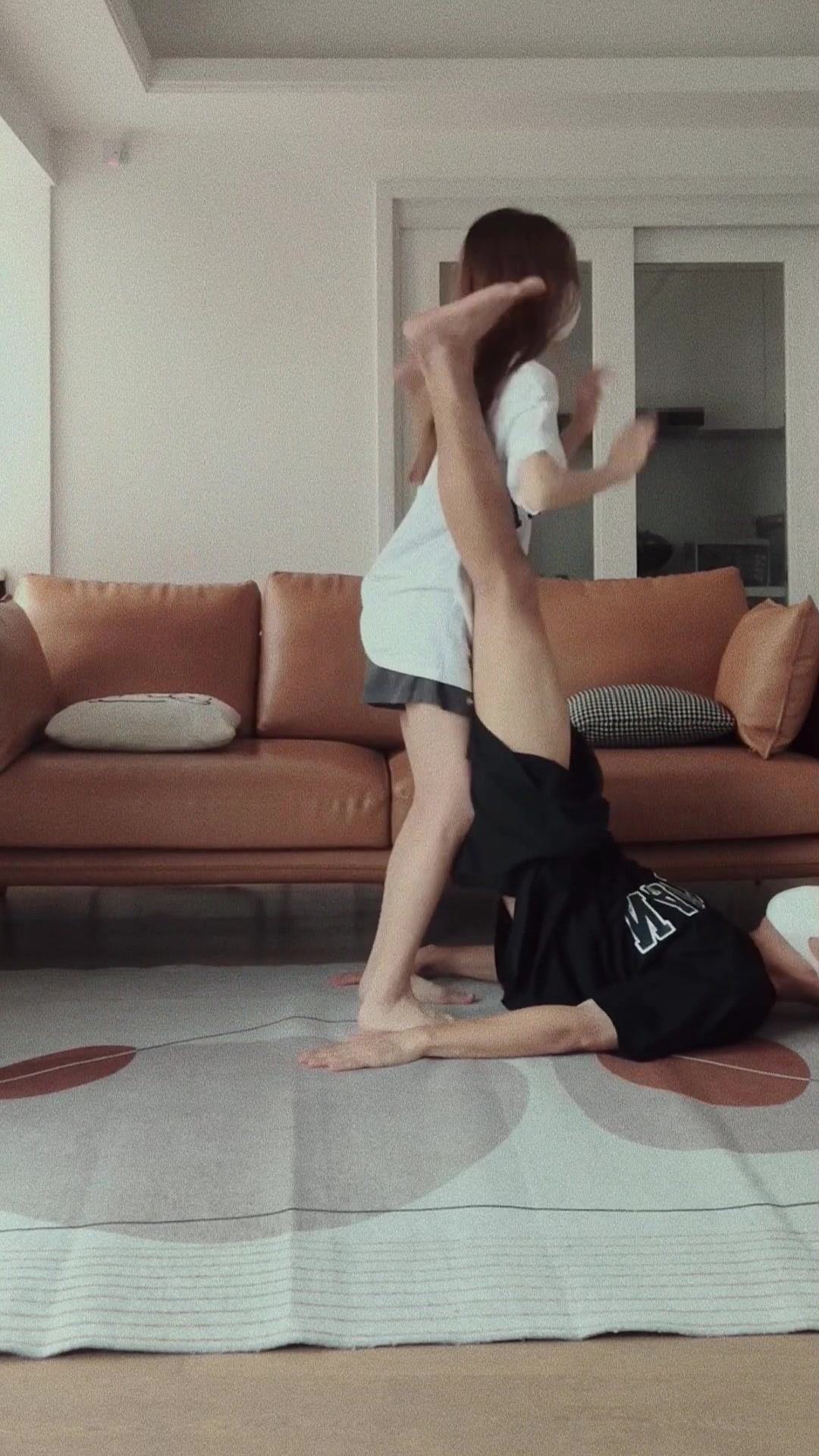 情侣二人的健身动作,但是不应该女生在上面吗