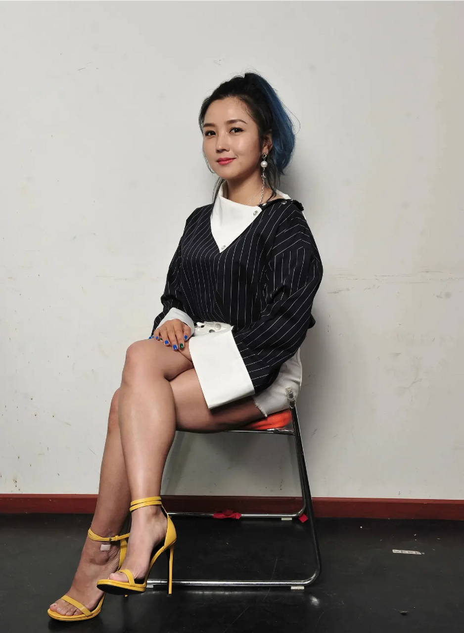 何洁小巧玲珑,清纯靓丽,体态优美,除了身高矮点,其他的地方堪称完美