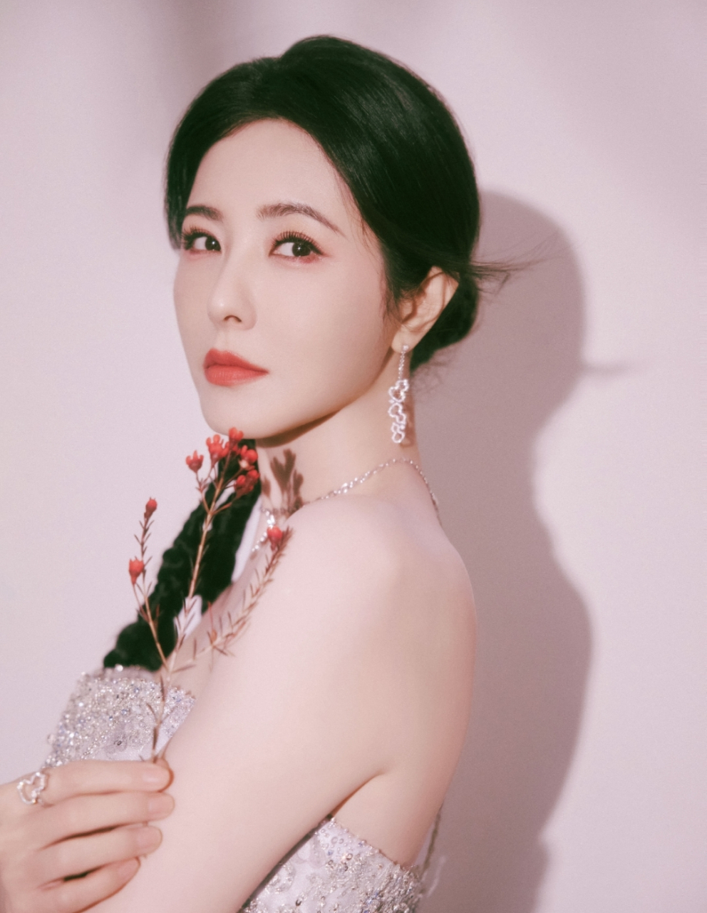 46岁的曾黎一袭抹胸羽毛裙,气质优雅知性,皮肤白皙,举手投足都是满满