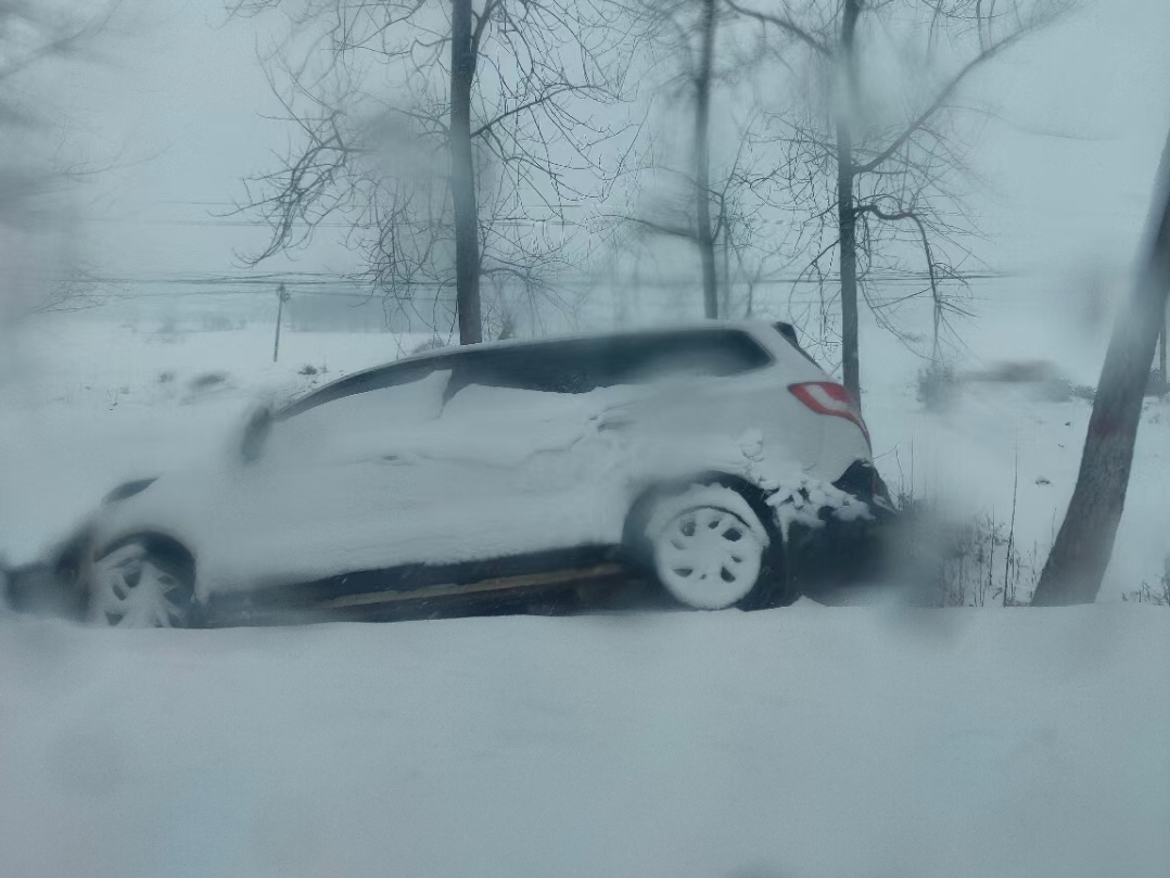 雪天车打滑图片两驱车雨雪天气打滑五菱宏光下雪天翻车图片甘肃雪天