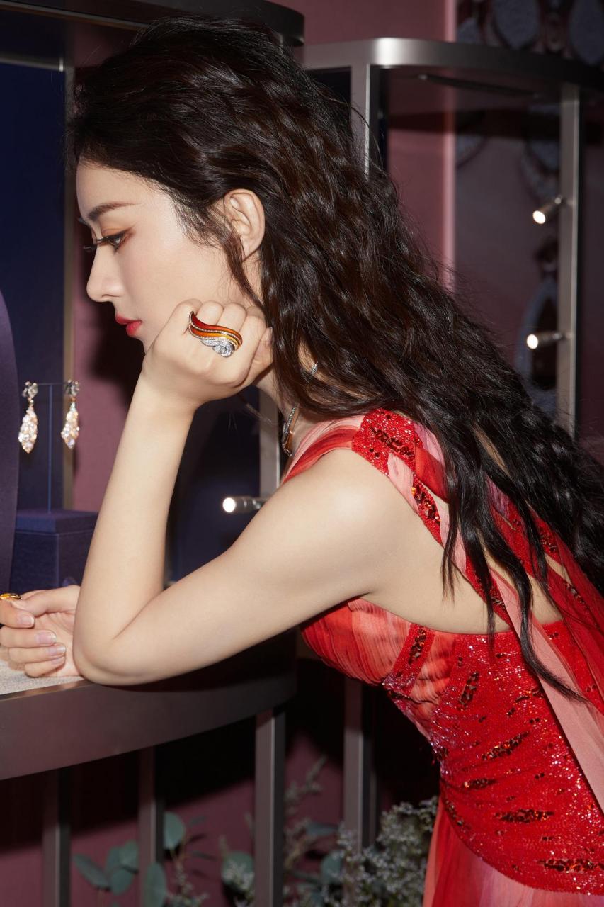 2月图文动态激励计划# 赵丽颖穿极光红裙,看的人眼花缭乱,这么漂恋哪