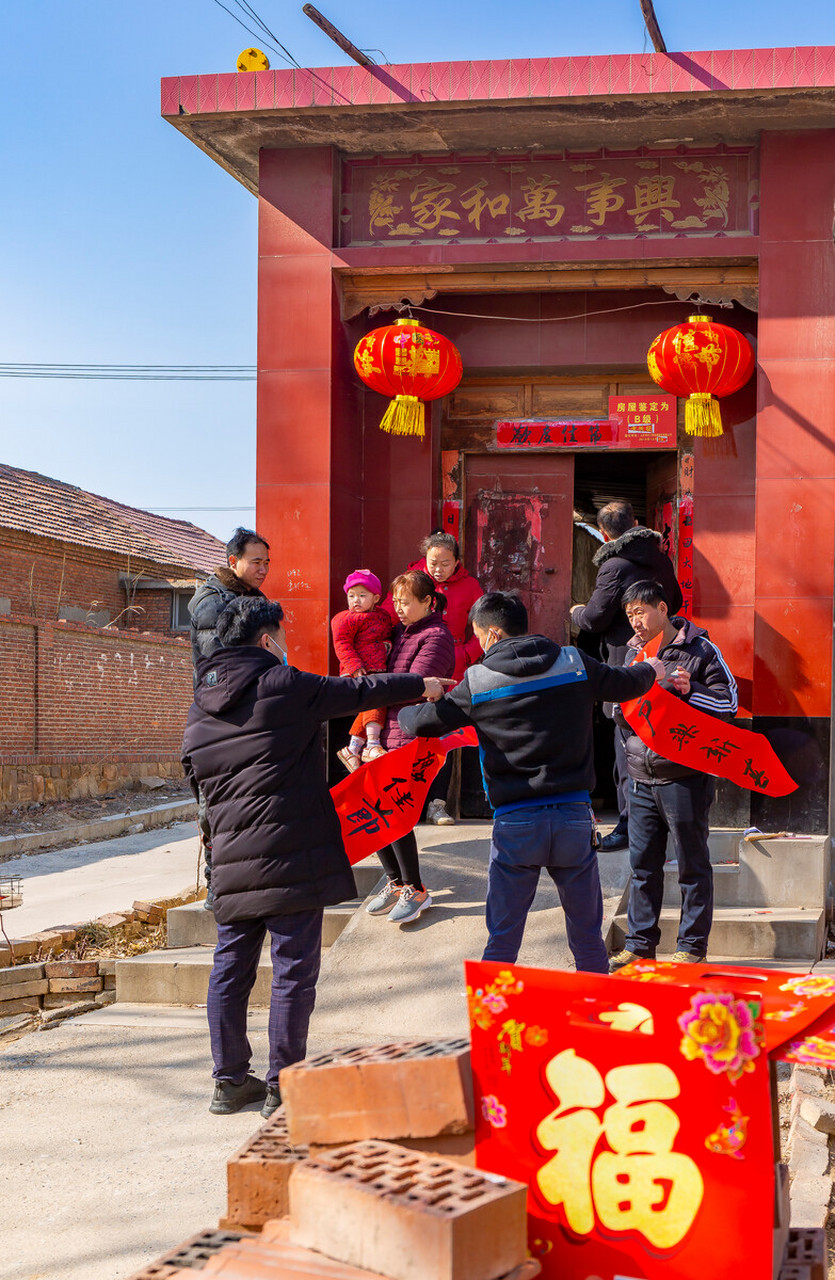 贴春联是中国春节的重要习俗,蕴含着丰富的文化内涵