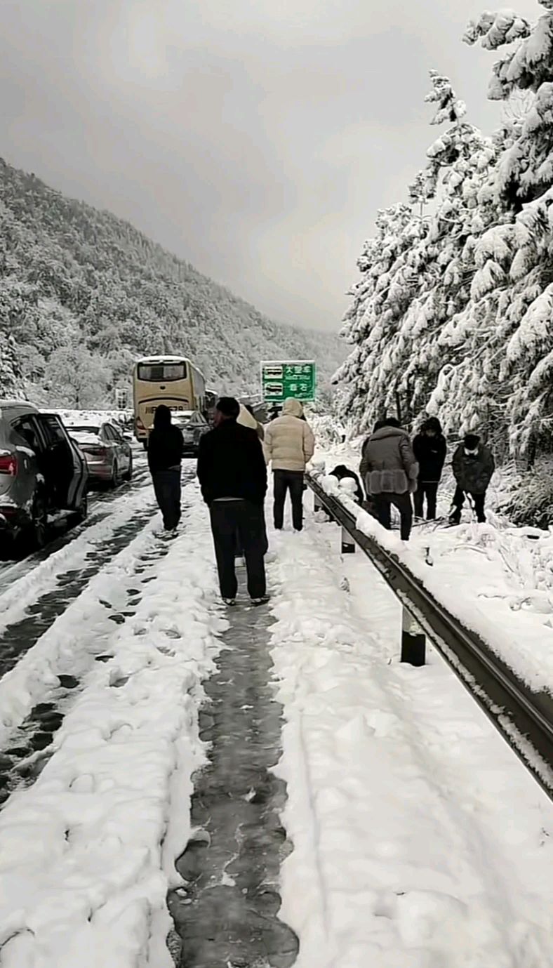 下雪高速堵车照片图片