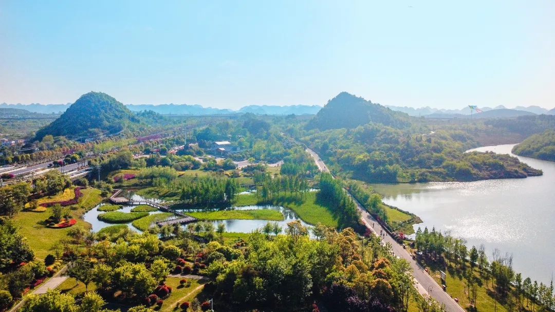 如果此刻的你正好在贵阳这座城市,刚好风和日丽,那么就去月亮湖公园吧