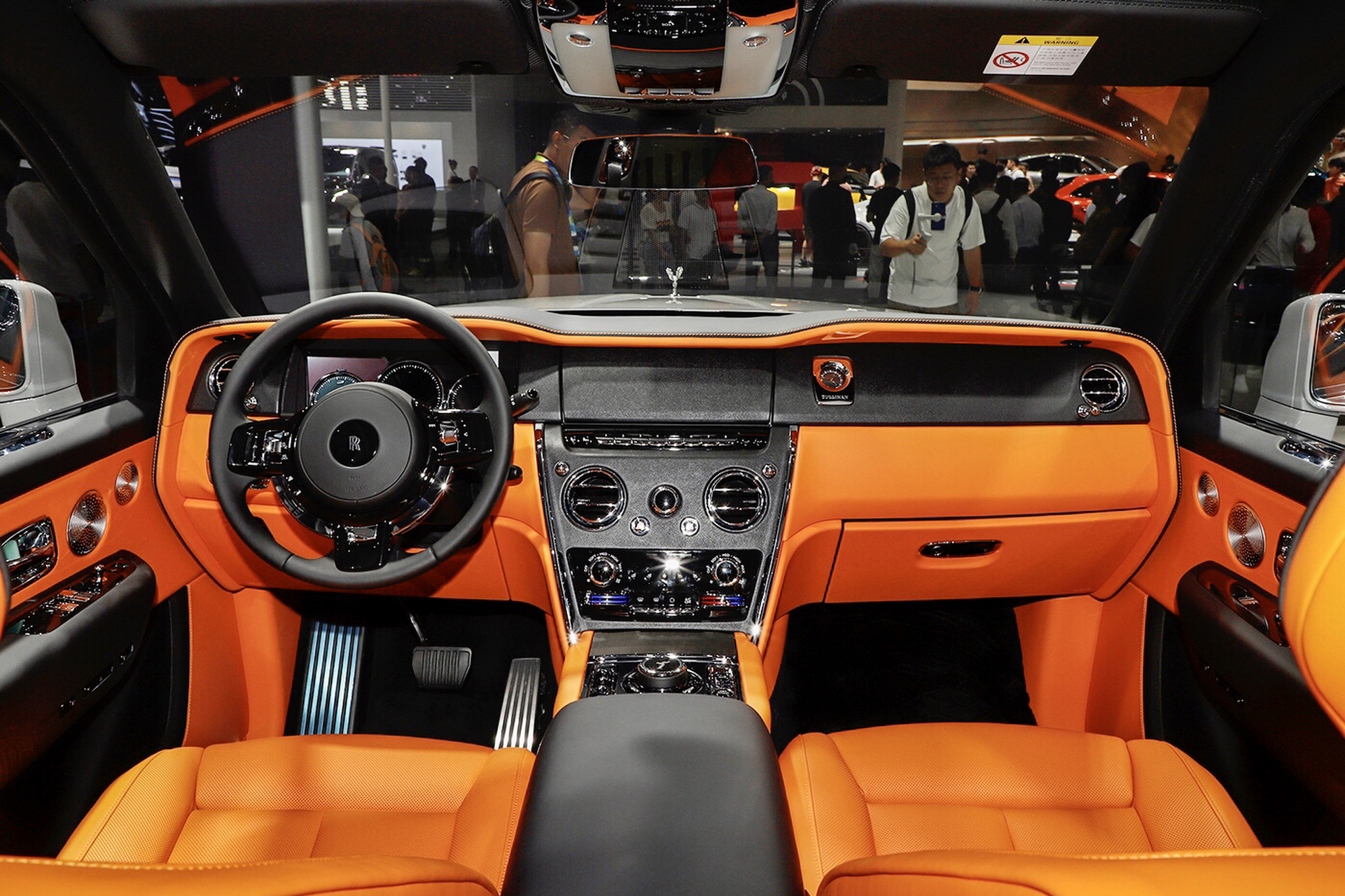 库里南,这是属于你我他and她共有的专属,外观低调灰,内饰高调橙