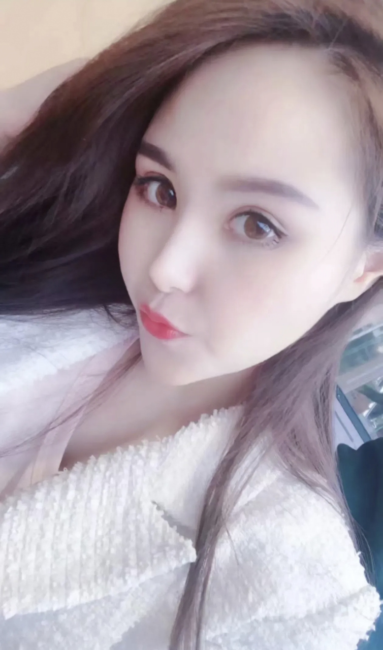 叶诚尘大量生活照曝光,不能说多么漂亮,但也看得过去,加之家境富裕,找