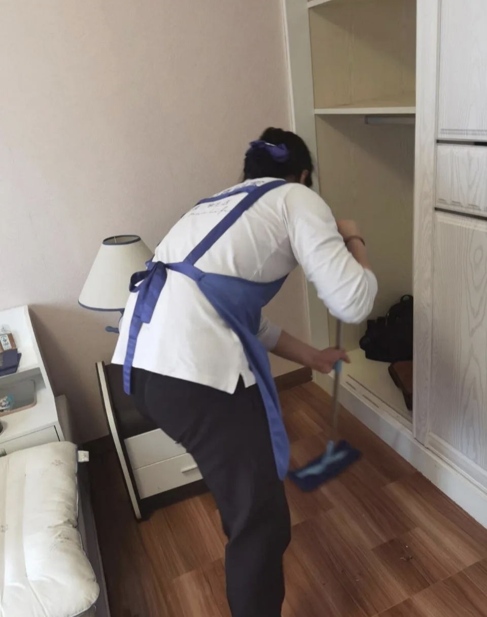 "  快过年了,我家里还一片狼藉,没时间收拾