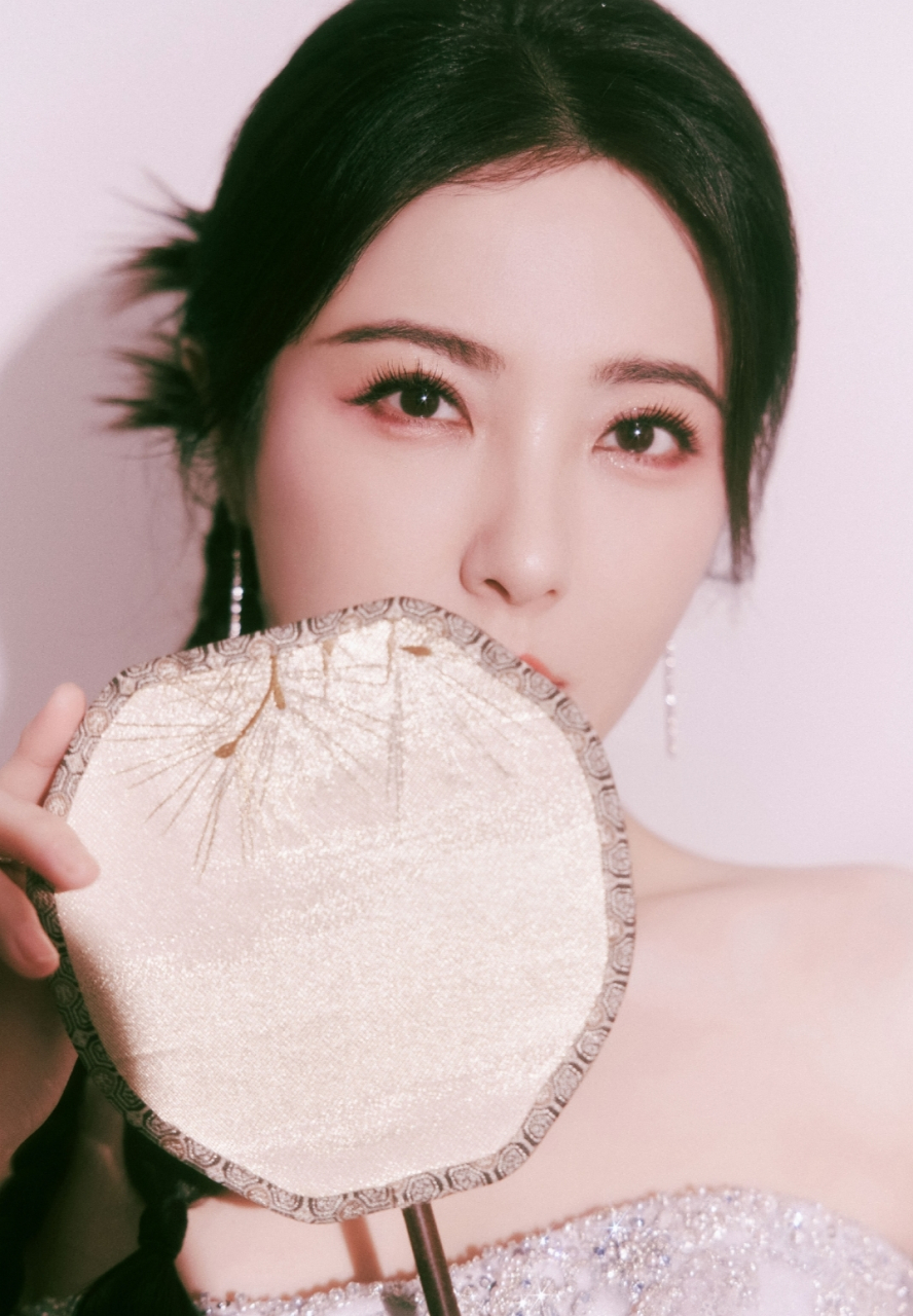 46岁的曾黎一袭抹胸羽毛裙,气质优雅知性,皮肤白皙,举手投足都是满满