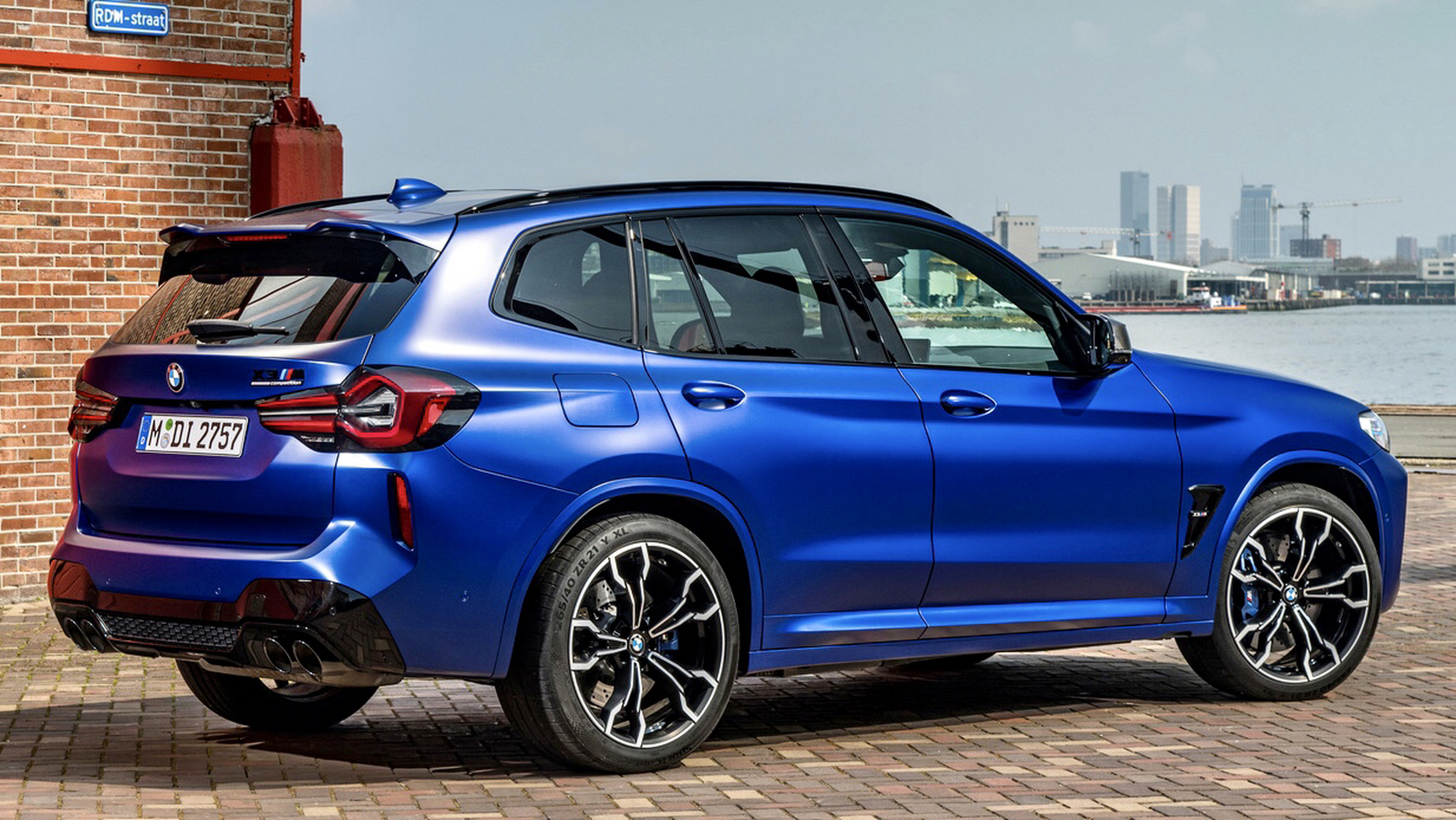 雷霆版本的宝马x3,威武霸气的劲儿不言而喻,特别是宝石蓝色配上熏黑的