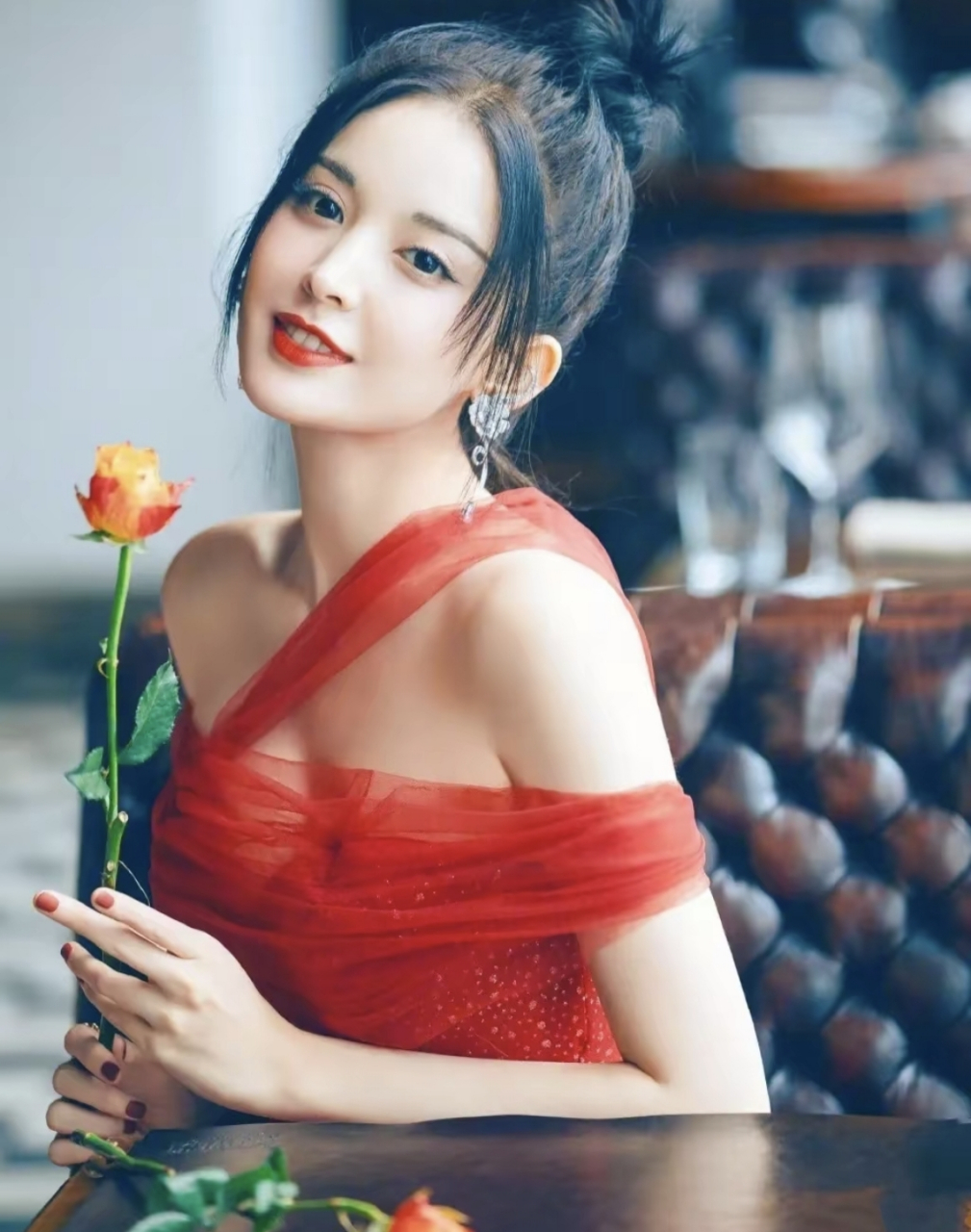 古力娜扎身材太绝了,修身红裙魅力四射,不愧是新疆第一美女  不得不说