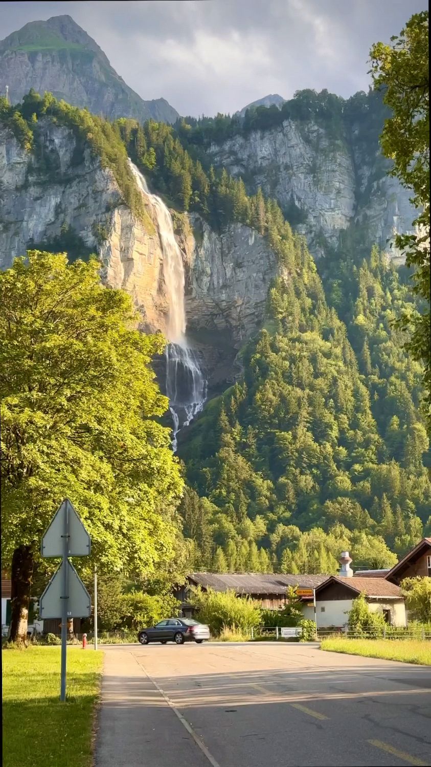 瑞士的瀑布景色充满生机