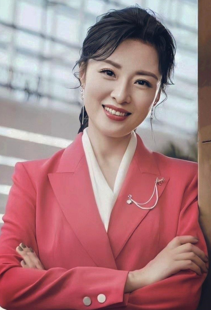 她曾是央视著名主持人,后来成为文艺工作者和商界女强人.