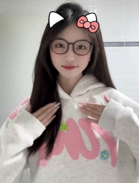 明天返校学妹黑长直女大学生