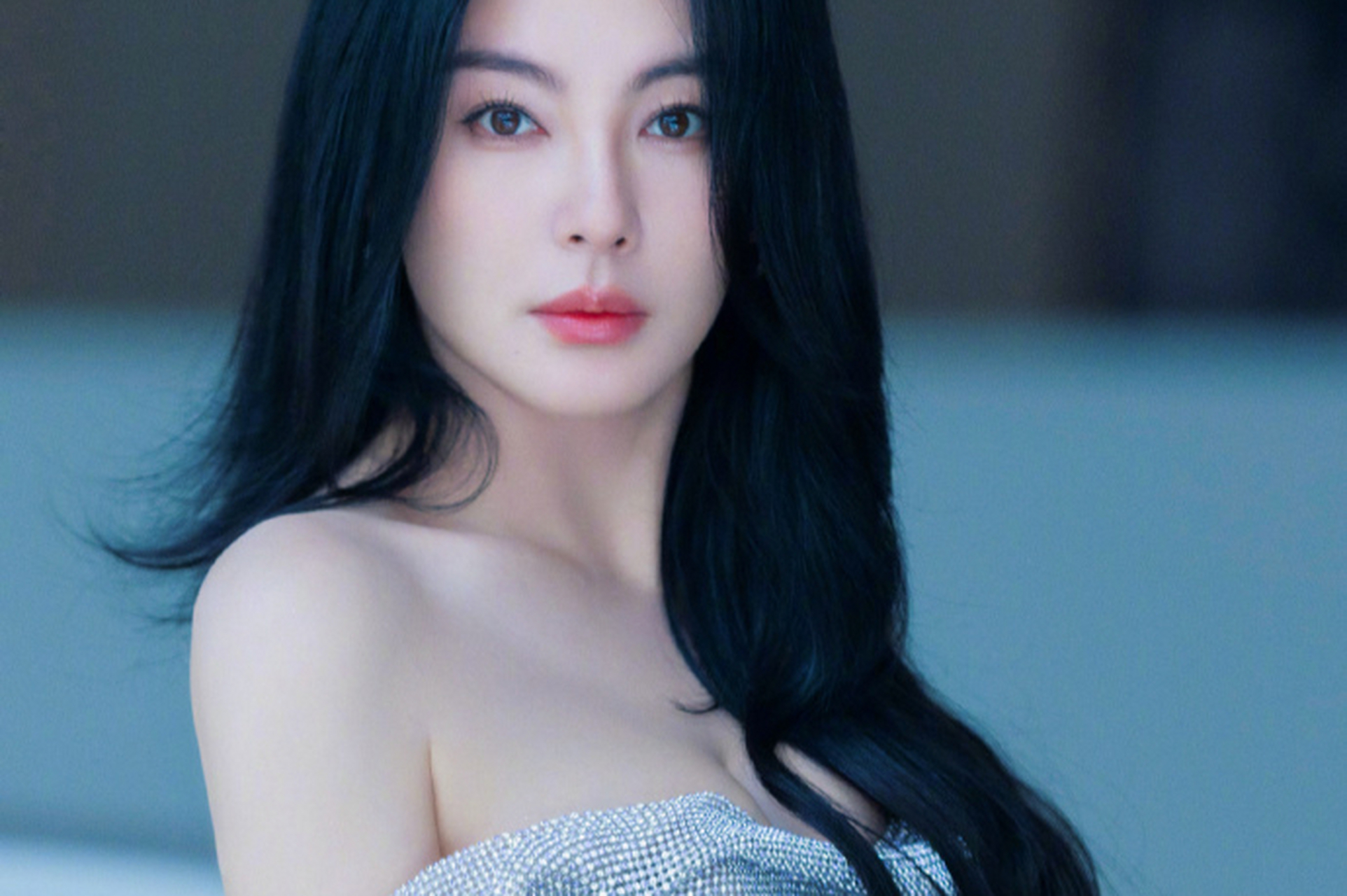 张雨绮在新加坡阅文全球华语ip盛典上身着星光抹胸裙,完美展现其身材