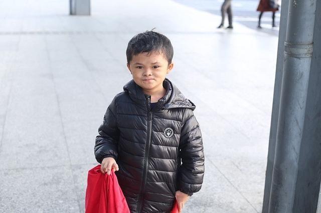 马云长相酷似的小男孩被辞退回农村,网友惋惜孩子未来