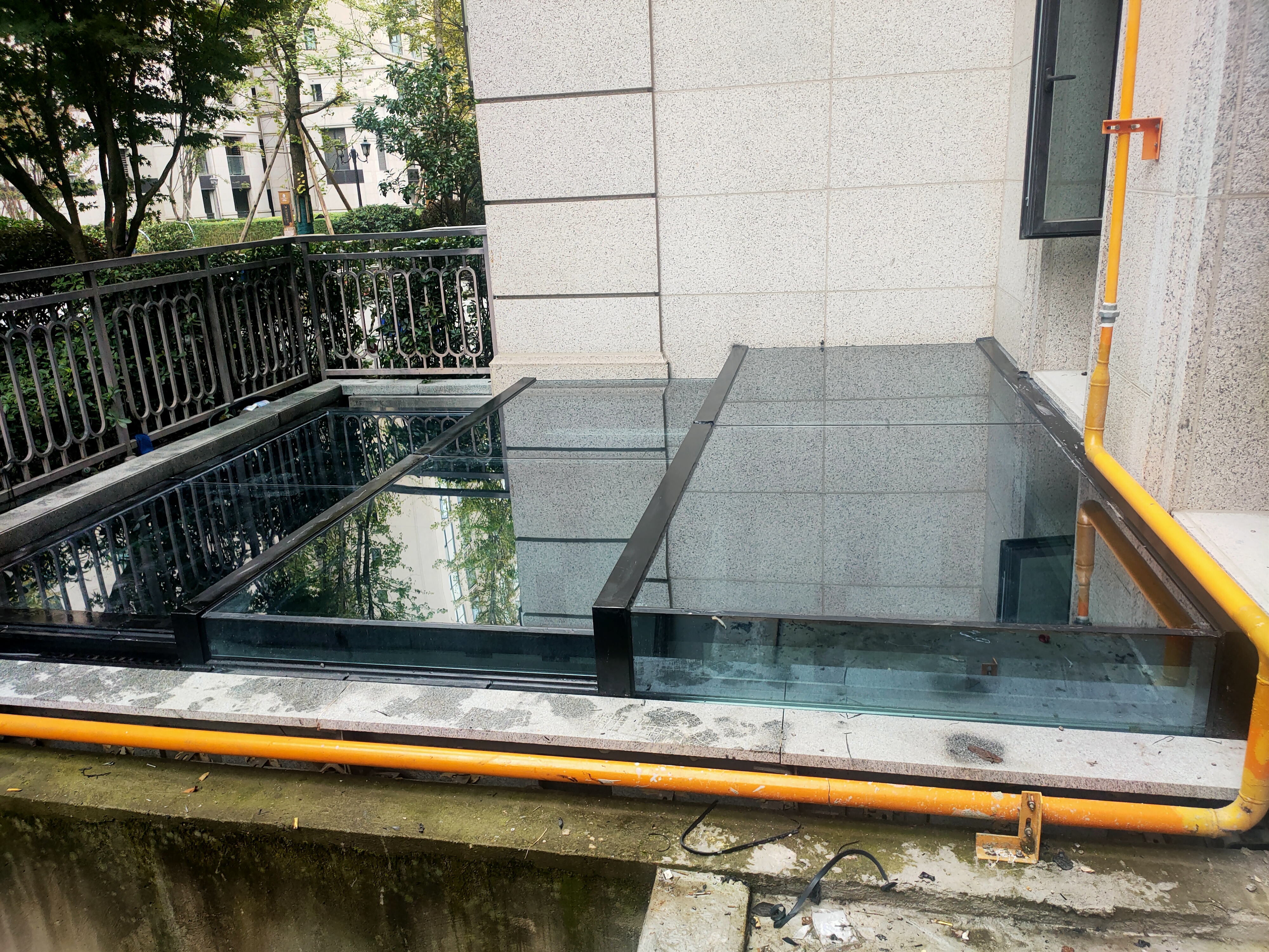 年前这波风雨雪在天井封起后都不是事,家中地下室天井新式封天井天井