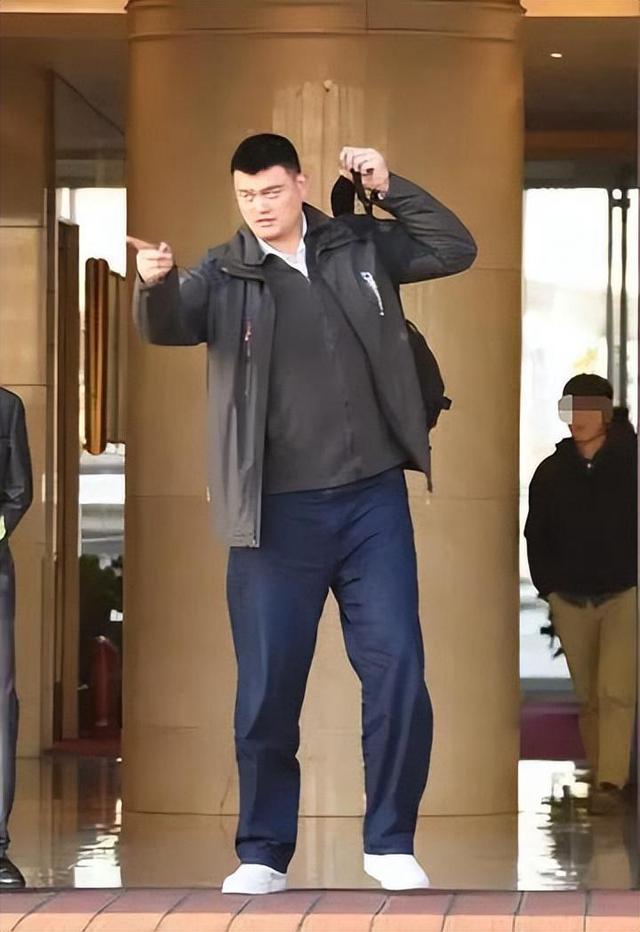 姚明父母近况!72岁父亲一头白发,75岁母亲驼背,希望他能生二胎