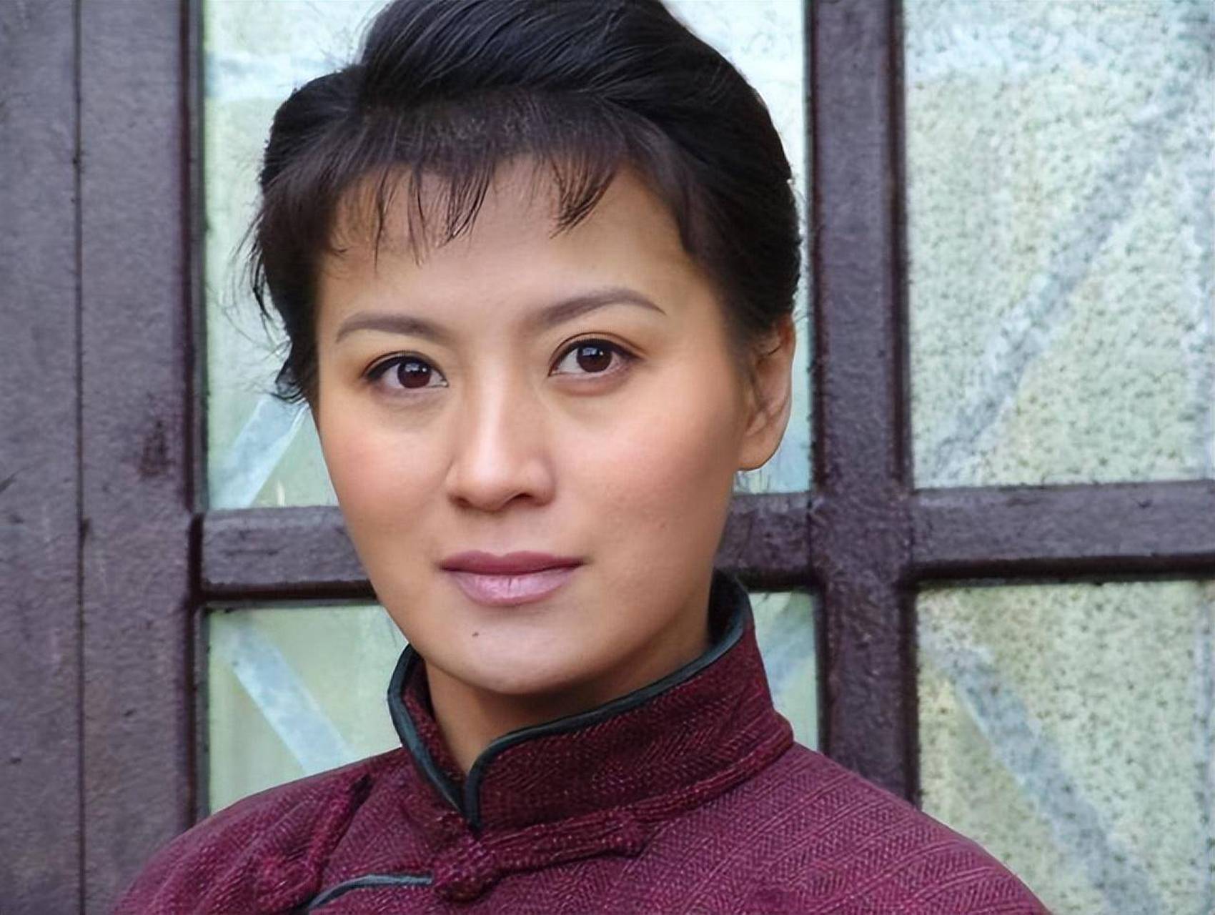 史兰芽是一位有颜值和演技的实力派女演员,经历过三次婚姻,最终嫁给