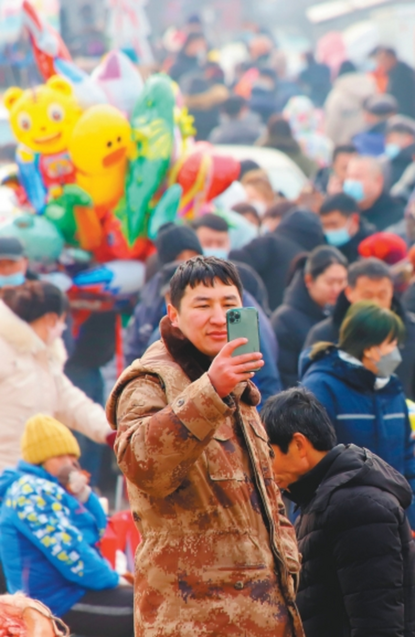 沈阳蒲河大集人潮涌动,前来赶集者拍照留下这热闹非凡的场景 .