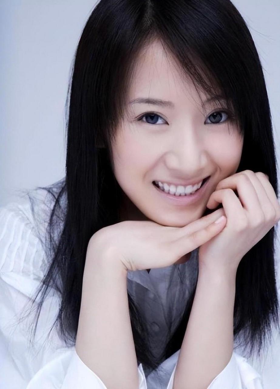 陈格作为陈道明的女儿,独立自主,不依赖父亲的名声,在演艺界和商业