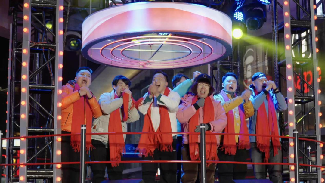 在热闹的中街,由沈阳演艺集团