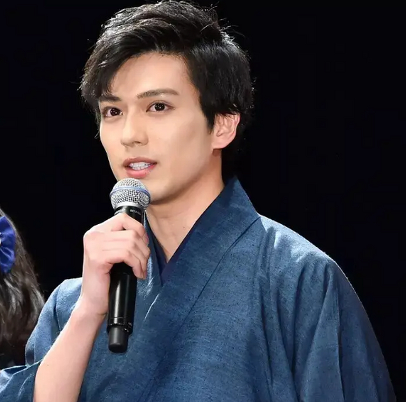 新田真剑佑目前在美国好莱坞发展,在美国好莱坞工作的亚洲演员的收入