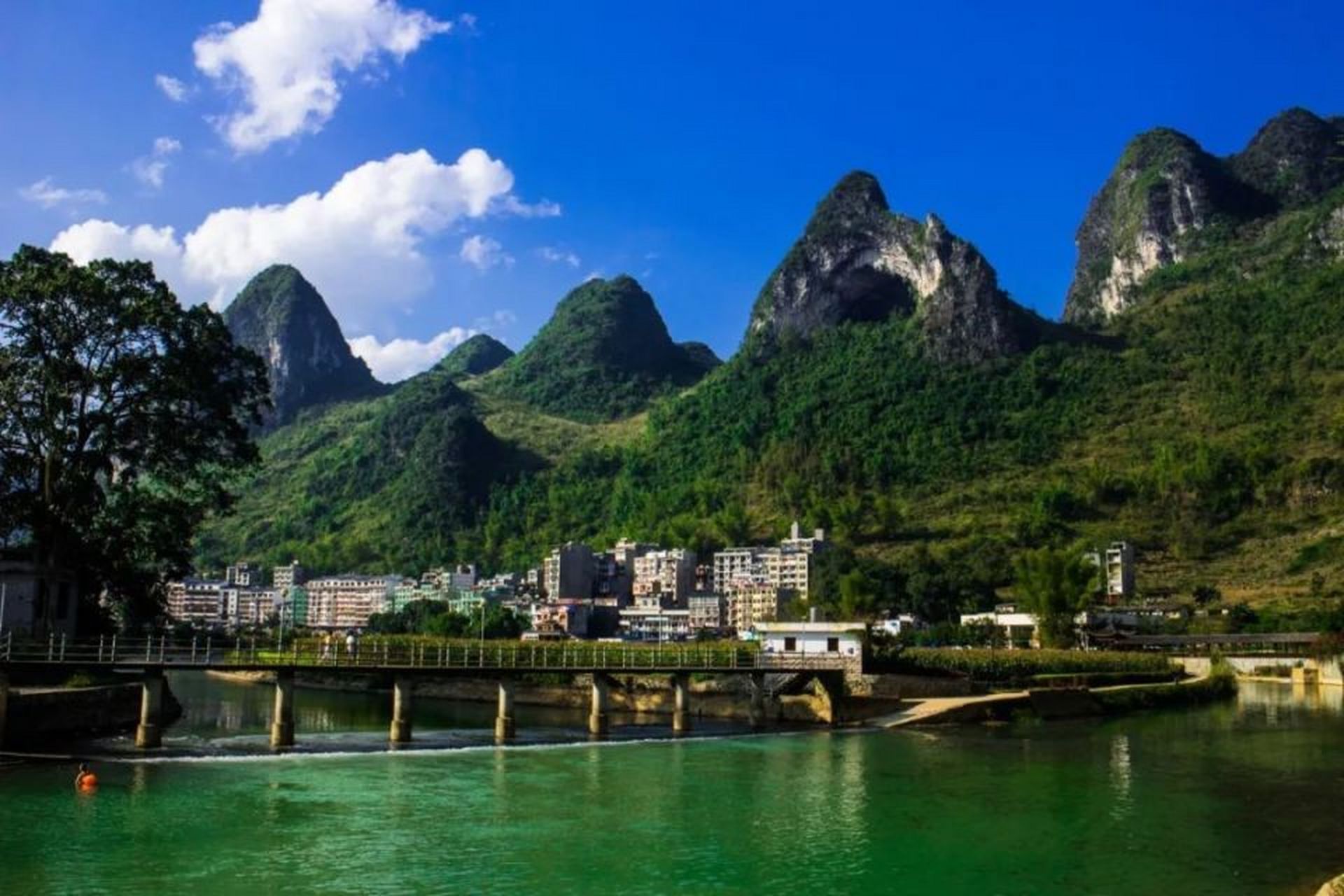 广西巴马盘阳河景区拥有壮美的自然景色,被誉为"广西深山处的蓝宝石"