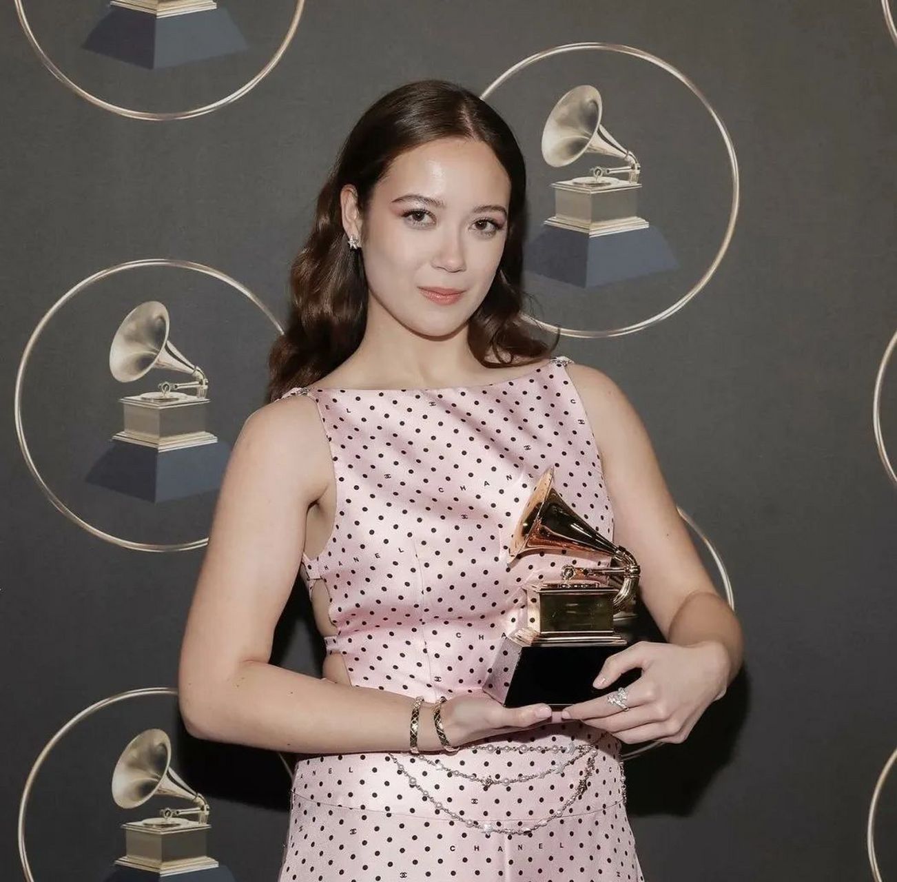 格莱美奖(grammy awards)的舞台上,来自冰岛的混血华裔超生代女歌手